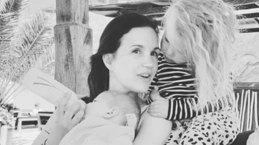 Schattig: Marly van der Velden op pad met dochtertjes