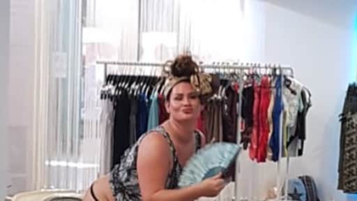 Hilarisch: Louisa Janssen blaast blote billen droog
