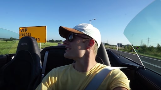 Enzo Knol staande gehouden door de politie