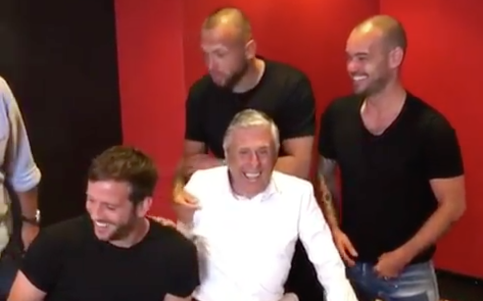 Sjaak Swart op de foto met voetbalhelden