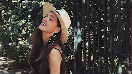 Bibi Breijman showt trots haar bescheiden babybuikje