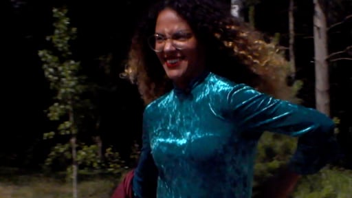 Sexy krullenbol brengt Utopia 2-mannen hoofd op hol