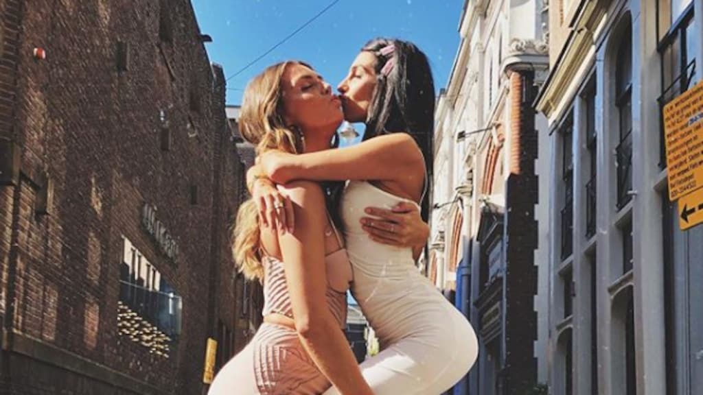 WTF: Anna Nooshin en Kim maken bizarre foto