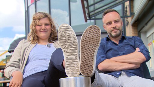 Amber 13 heeft schoenmaat 45 Dan maar op sneakers naar de bruiloft