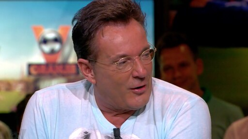 Gerard Joling trekt broek naar beneden in liveshow VI