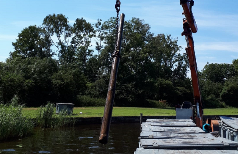 Meterslange palen vastgezet in Loosdrechtse Plassen: 'Echt levensgevaarlijk!'