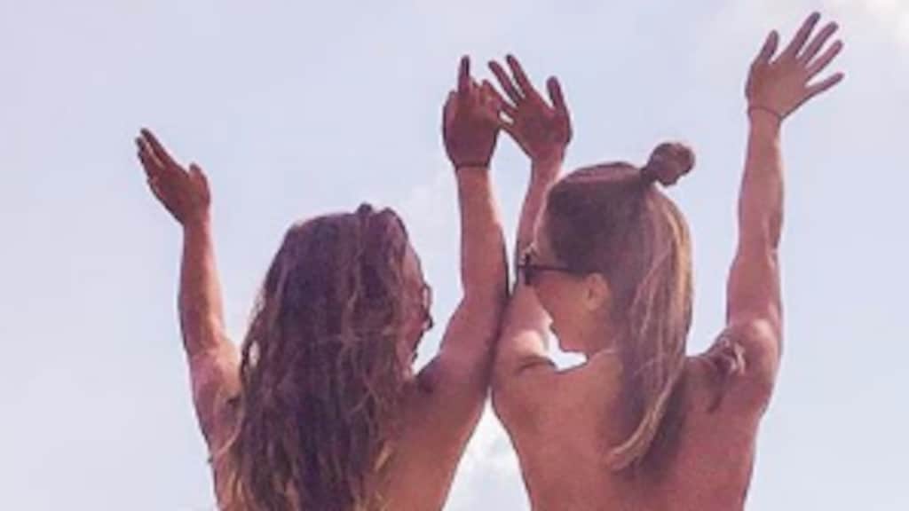 Utopiaanse beauty Do geniet topless van zomerse weer