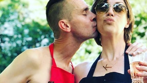 De Pfaffs poppen champagne voor verjaardag Kelly