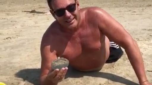 Gerard Joling weet wel raad met de kwallenplaag