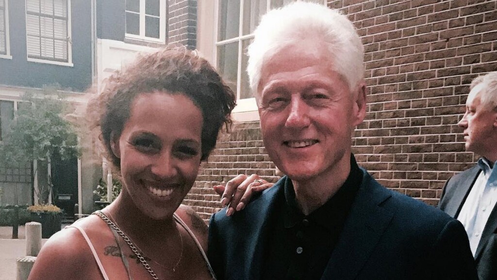 Glennis heeft onderonsje met oud-president Bill Clinton