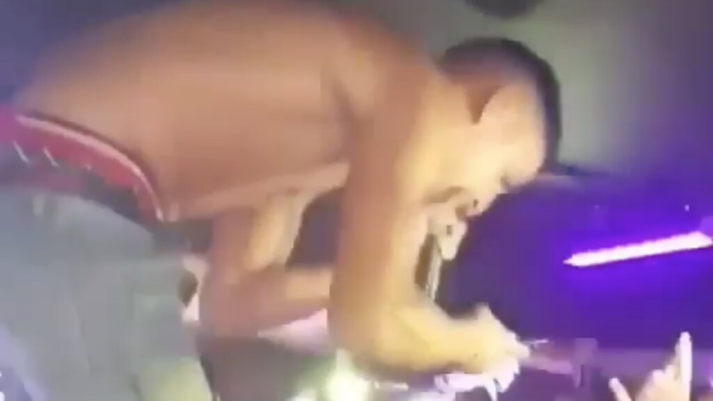 Oeps: rapper Boef lazert van dj booth tijdens optreden