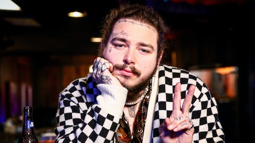 ZIEN: rapper Post Malone neemt bizarre gezichtstattoo