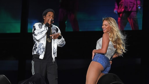 Obama's helemaal los op de beats van JAY-Z en Beyoncé