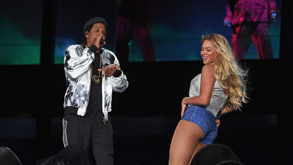 Obama's helemaal los op de beats van JAY-Z en Beyoncé