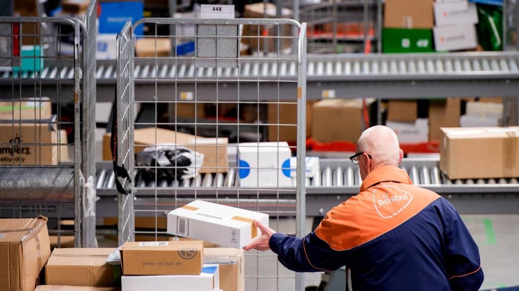 PostNL verhoogt tarieven voor pakketbezorgers