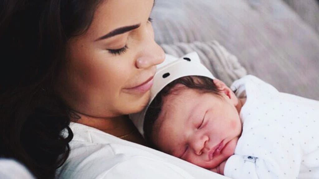 Monica Geuze showt lichaam na bevalling