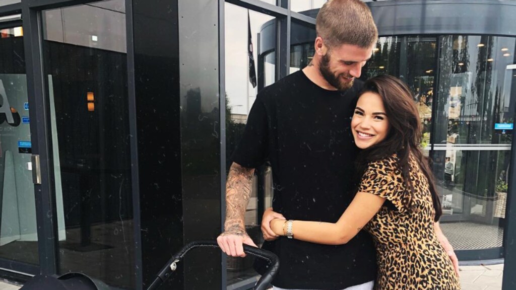 Monica Geuze pest Lars met kittige foto