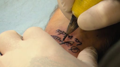 Met wie zet Donny een Temptation-tattoo?!