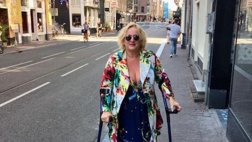 Karin Bloemen zet eerste stapjes met nieuwe knieën