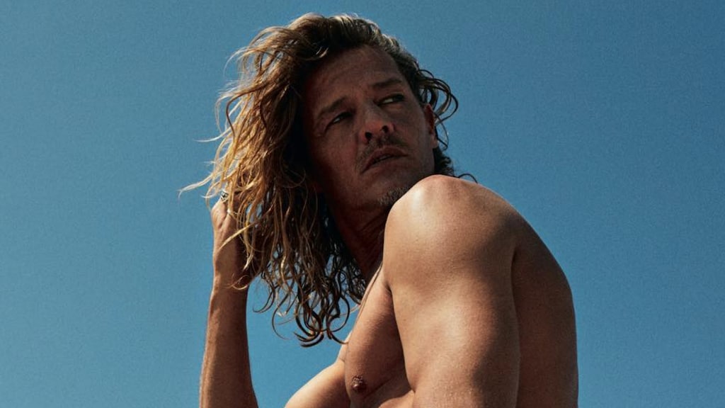 Tygo Gernandt zit poedeltje naakt op een paard