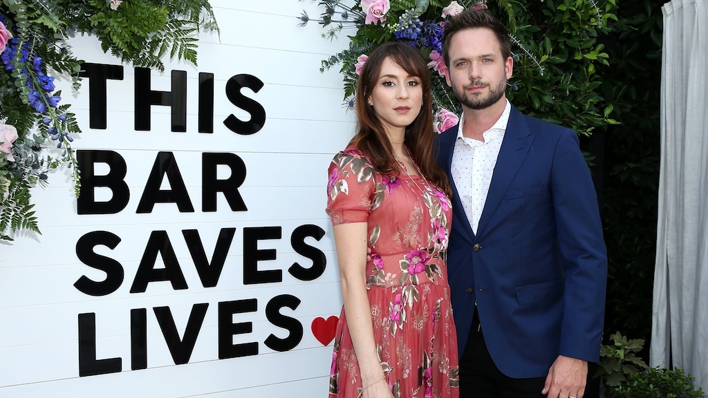 'Troian Bellisario en Patrick Adams verwachten een kleintje'