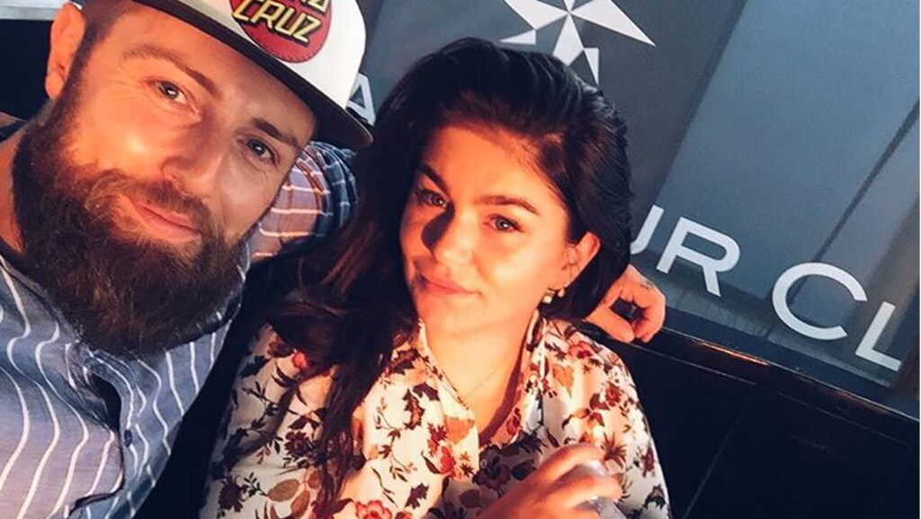 Verloofde Roxeanne Hazes emotioneel over vaderschap