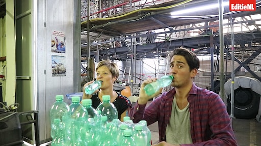 Video: Brabants dorp drinkt 10.000 flesjes water