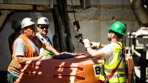 Bouwsector krijgt klappen | Inkomen reisbranche gehalveerd |En aandeelhouders Shell vergaderen