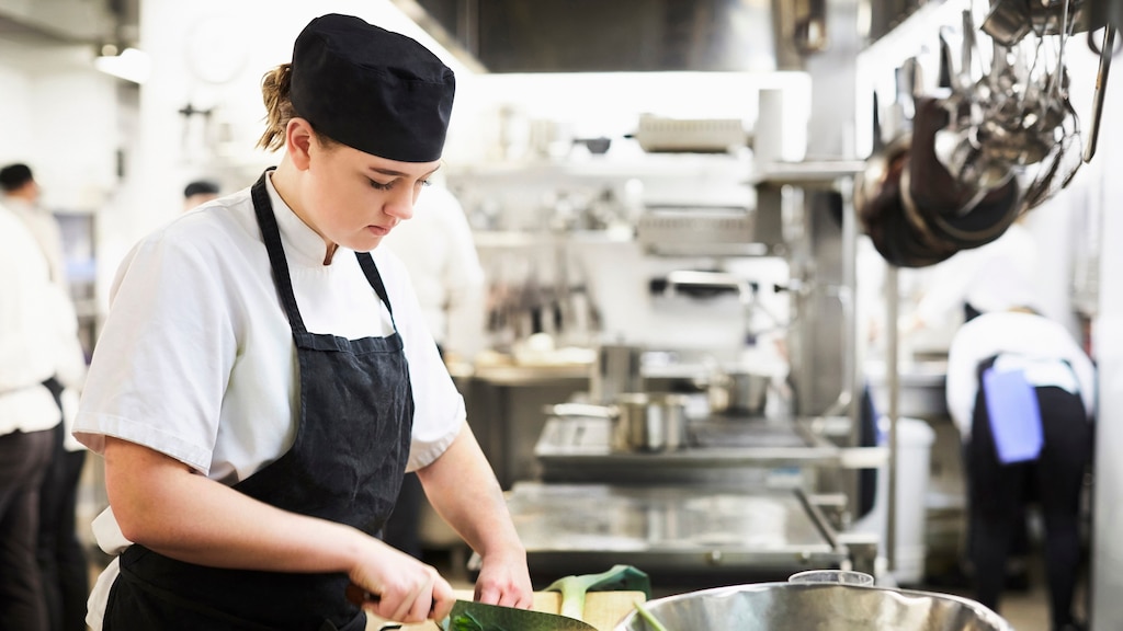 Als personeel schaars is, waarom stijgen lonen dan niet harder?