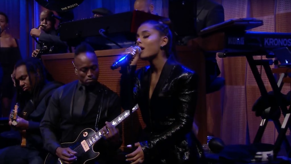 Ariana Grande brengt emotionele ode aan Aretha