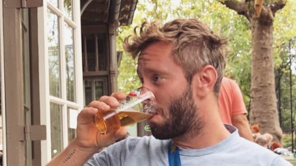 Tim kijkt te diep in het glaasje tijdens Ranking The Stars