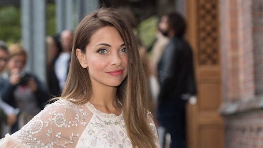 Georgina Verbaan zet de schaar in haar lokken