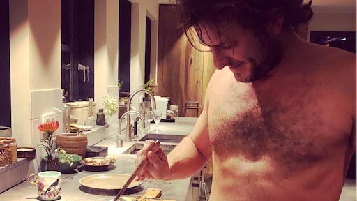 Lief Katja Schuurman showt naakt zijn kookkunsten