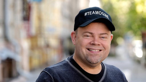 Vader OG3NE schrikt van reacties op relatie met 35 jaar jongere vriendin