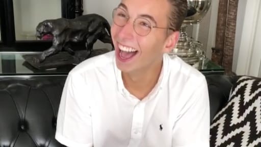 Zoon Frans Bauer krijgt toepasselijk cadeau voor zijn rijbewijs