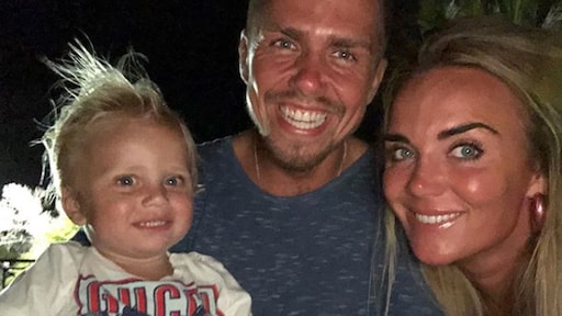 André Hazes deelt komisch kiekje met vrouw en zoon