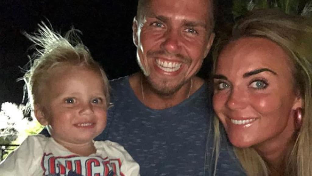 André Hazes deelt komisch kiekje met vrouw en zoon