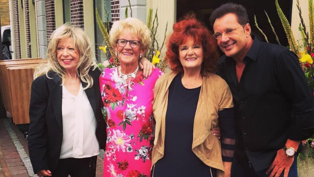 Jarige moeder Gerard Joling zet de bloemetjes buiten