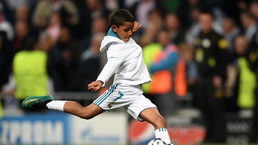 Cristiano Ronaldo Jr. showt zijn kunsten op het veld