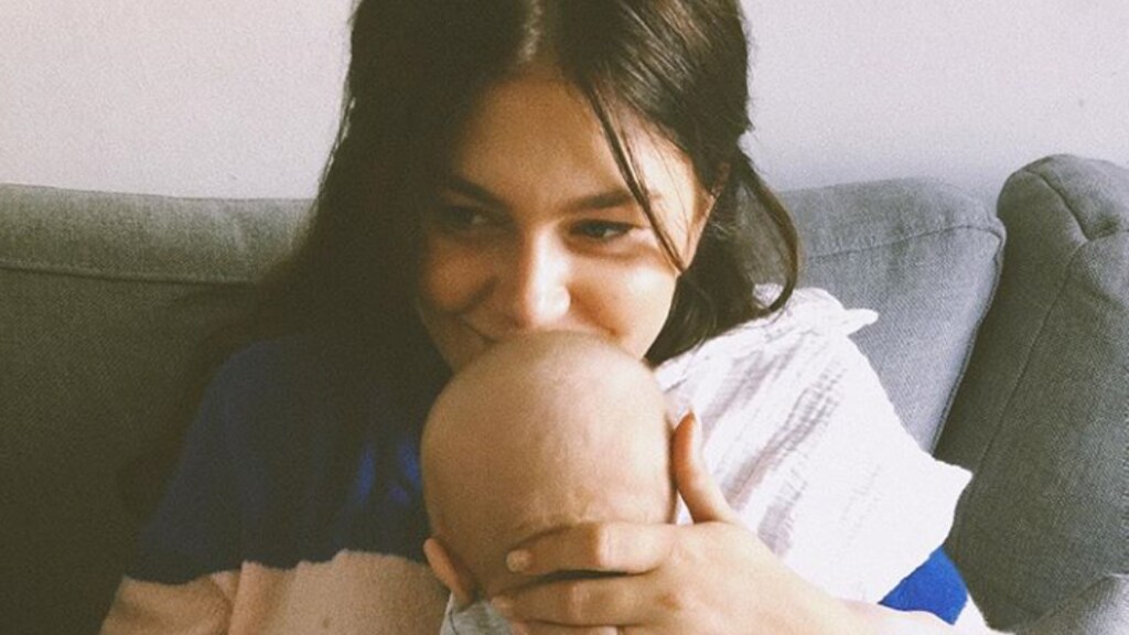 Kleine spruit Roxeanne Hazes kijkt zijn ogen uit