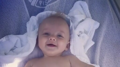 Zoet! Chantal Janzens zoontje is net een kleine krekel