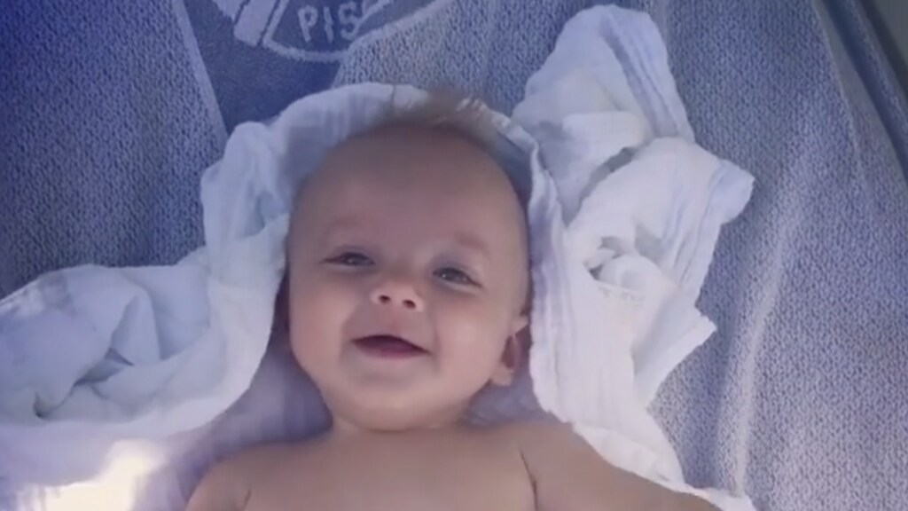 Zoet! Chantal Janzens zoontje is net een kleine krekel