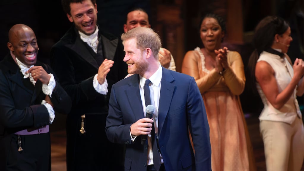 Muzikale prins Harry zingt een deuntje op het podium