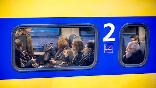 Corona en het ov: ieder hoestje in trein en bus is opeens verdacht