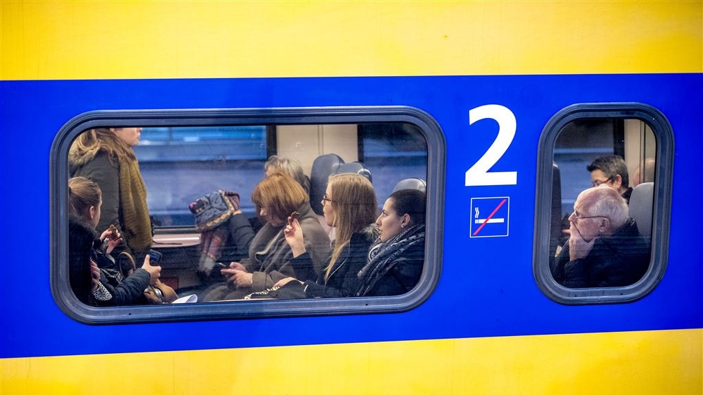 Corona en het ov: ieder hoestje in trein en bus is opeens verdacht
