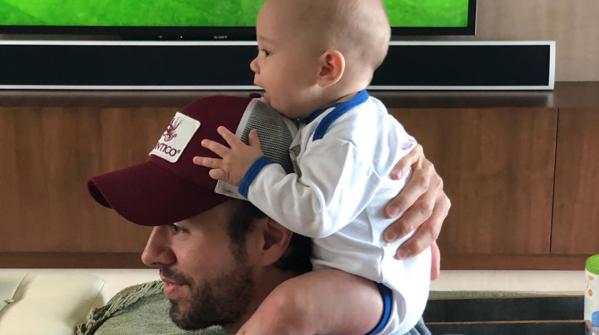 Tweeling Enrique Iglesias giert het uit