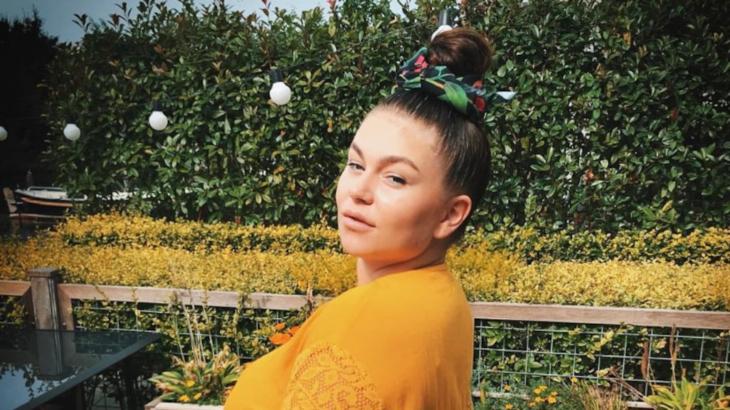 Mama Roxeanne showt haar schitterende curves