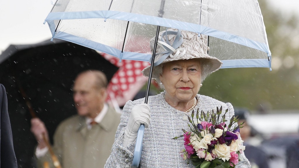 Queen Elizabeth heeft dé fashiontip voor de regenachtige herfst