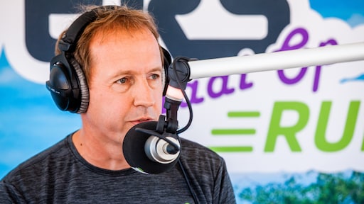 Edwin Evers apetrots op zijn zelfgeschreven nummer