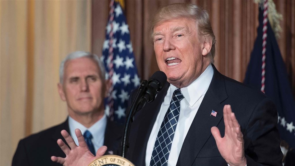 Pence haalt uit naar Trump: 'Roekeloze woorden brachten familie in gevaar'